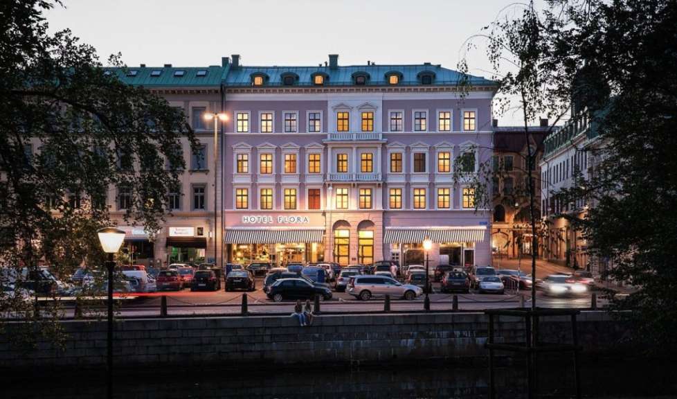 Ein großes Gebäude mit der Aufschrift Hotel flora darauf