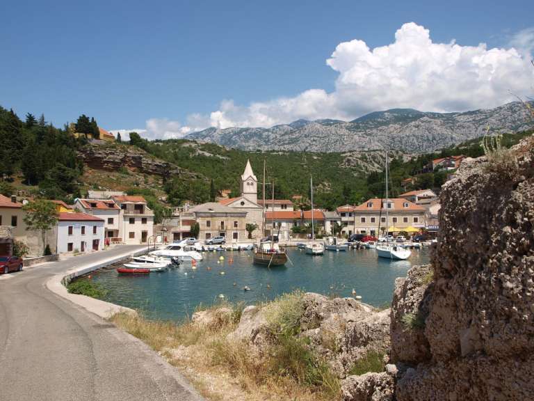 Ein Hafen mit vielen Booten und einer Kirche im Hintergrund