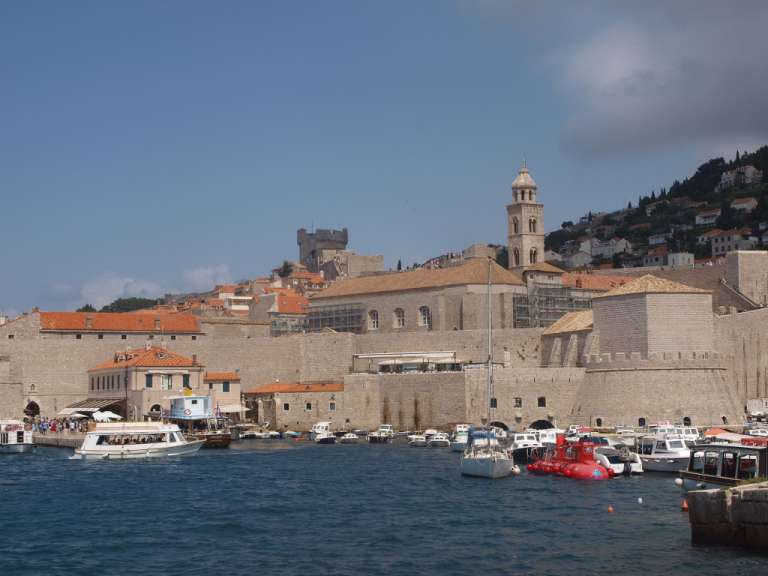 Eine Stadt mit vielen Booten im Hafen
