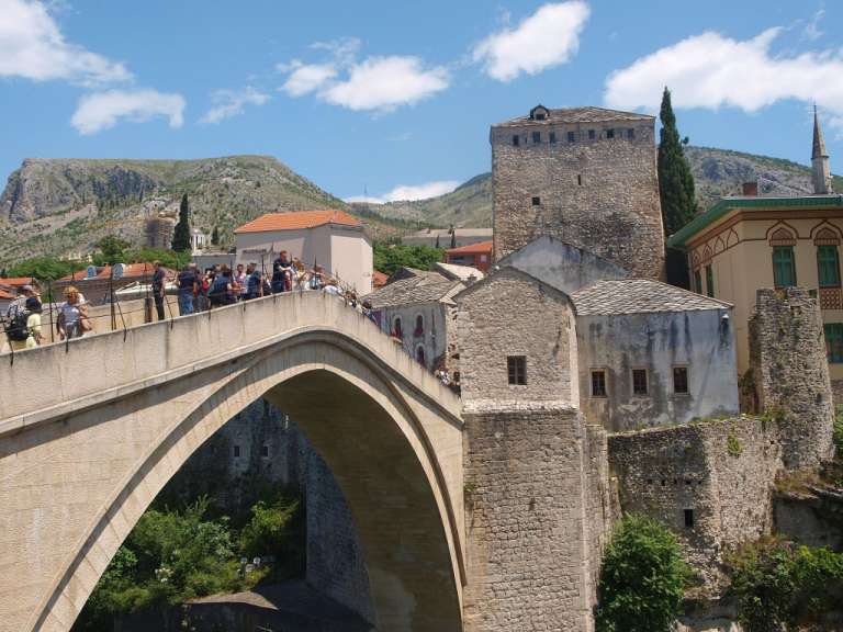 Eine Gruppe von Menschen steht auf einer Brücke