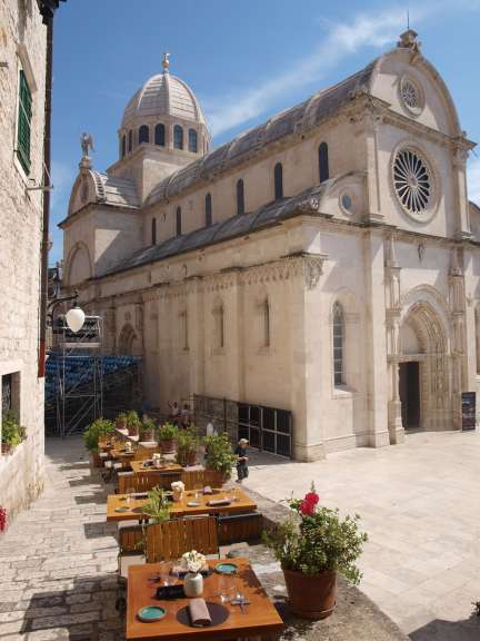 Eine große Kirche mit einem runden Fenster und einer Kuppel