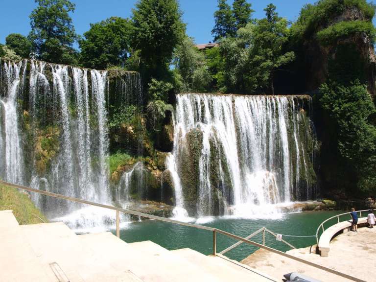 Ein Wasserfall, der in einen Pool fließt