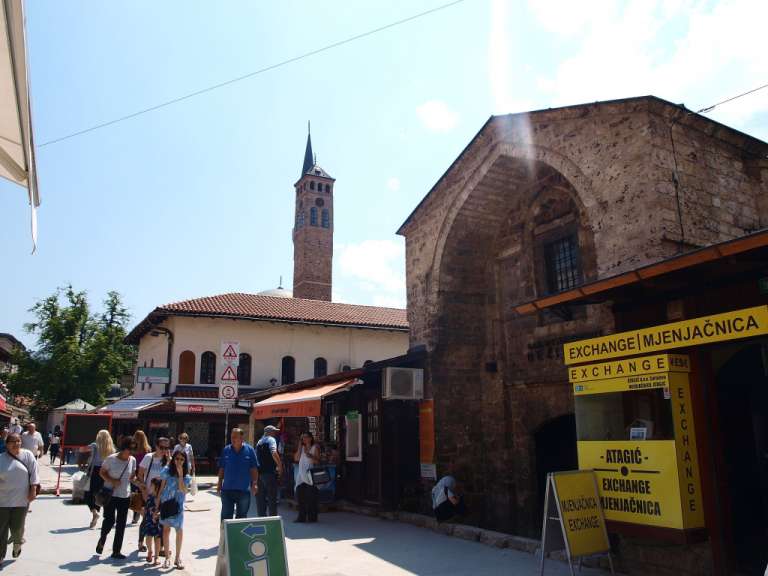 Eine Gruppe von Menschen geht an einem Schild vorbei, das sagt exchange