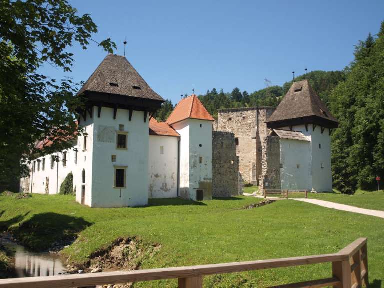 Ein großes weißes Gebäude mit einem roten Dach