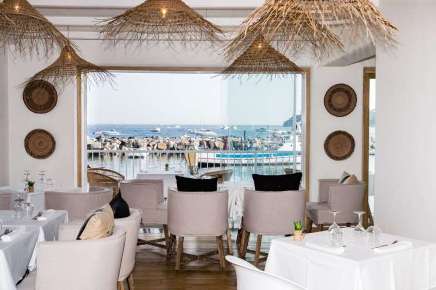 Ein Esszimmer mit Blick auf den Ozean