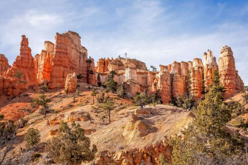 Eine Felsformation mit Bäumen und einem blauen Himmel im Hintergrund