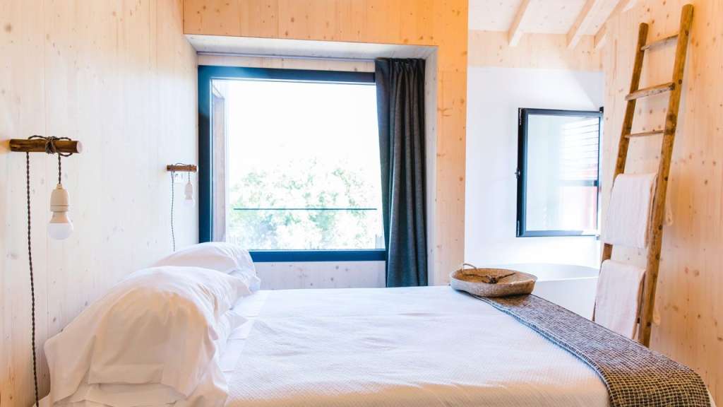 Ein Schlafzimmer mit einem Bett und einem Fenster