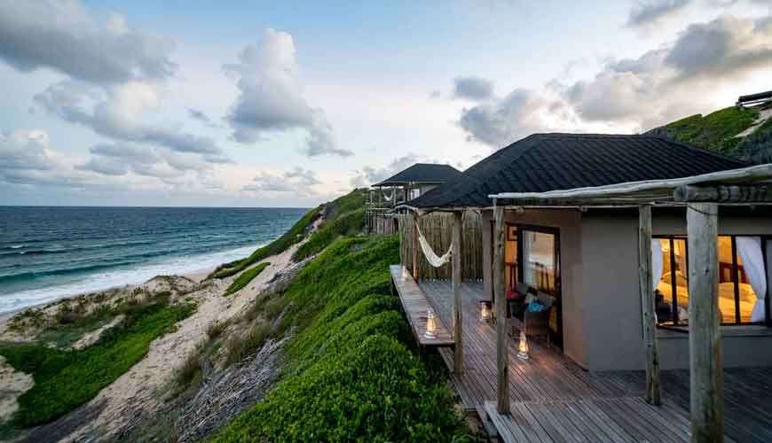 Ein Haus auf einer Klippe mit Blick auf den Ozean .