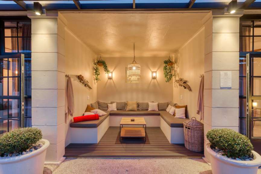 Ein Raum mit vielen Kissen und einem Tisch