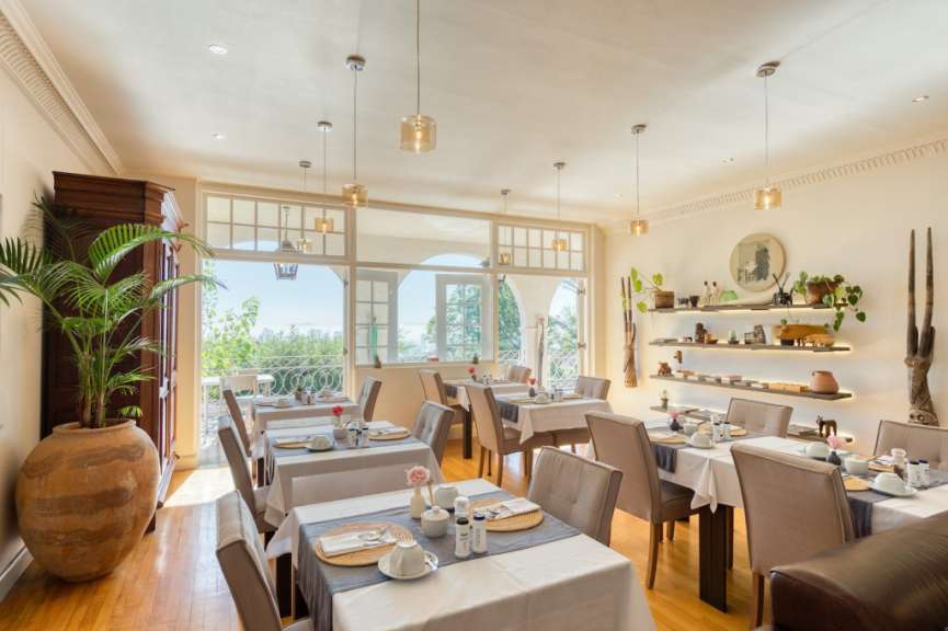 Ein Esszimmer mit vielen Tischen und Stühlen