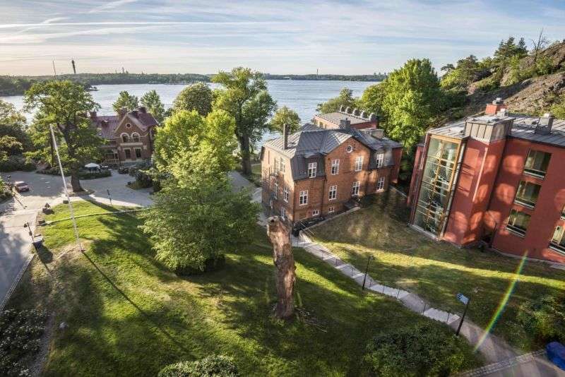 Eine Luftaufnahme eines Gebäudes mit Blick auf einen See