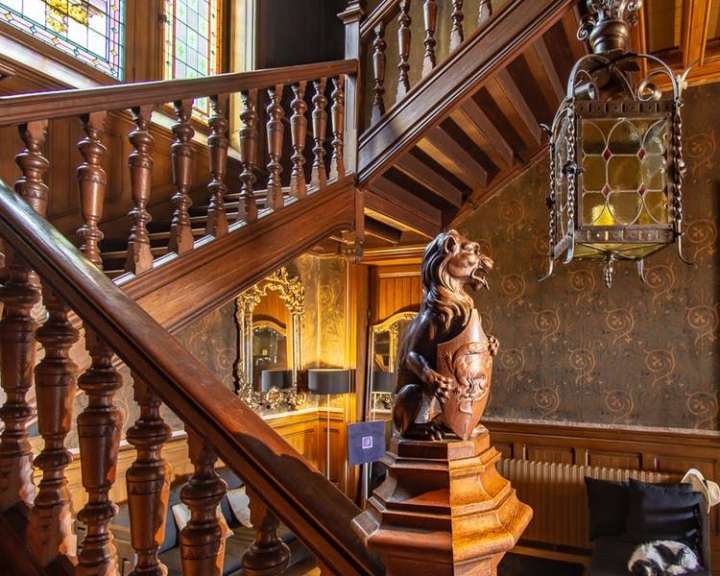 Eine Holztreppe mit einer Statue eines Löwen darauf