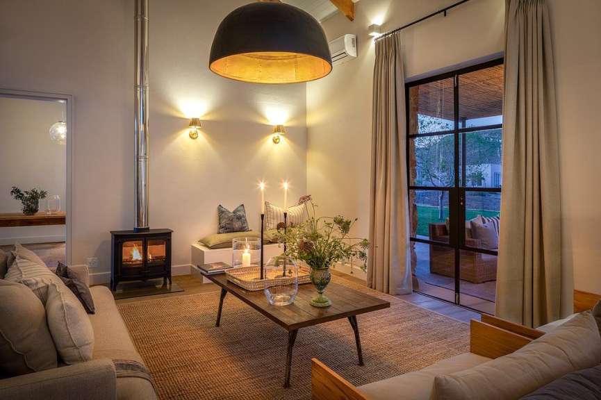 Ein Wohnzimmer mit einem Kamin und einem Couchtisch