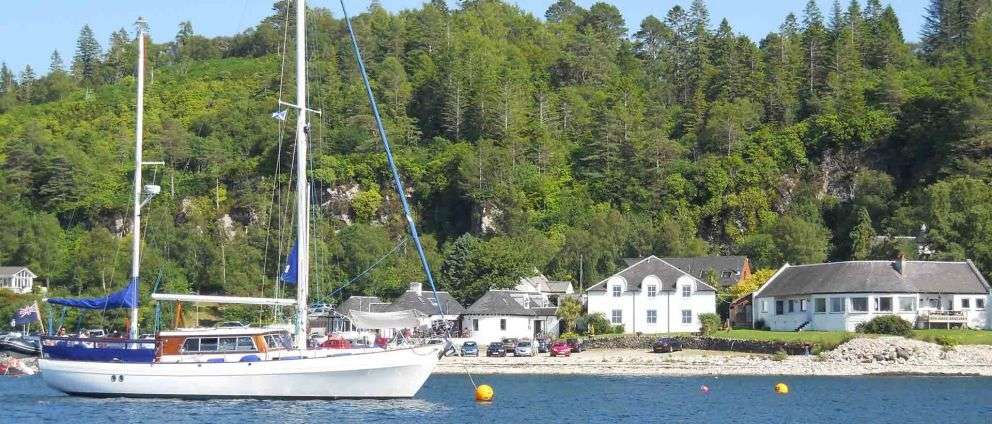 Ein großes weißes Boot schwimmt in einem See
