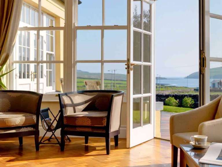 Ein Wohnzimmer mit zwei Stühlen und einem Tisch