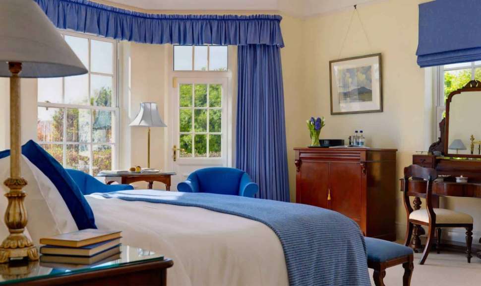 Ein Schlafzimmer mit blauen Vorhängen und einem Bett