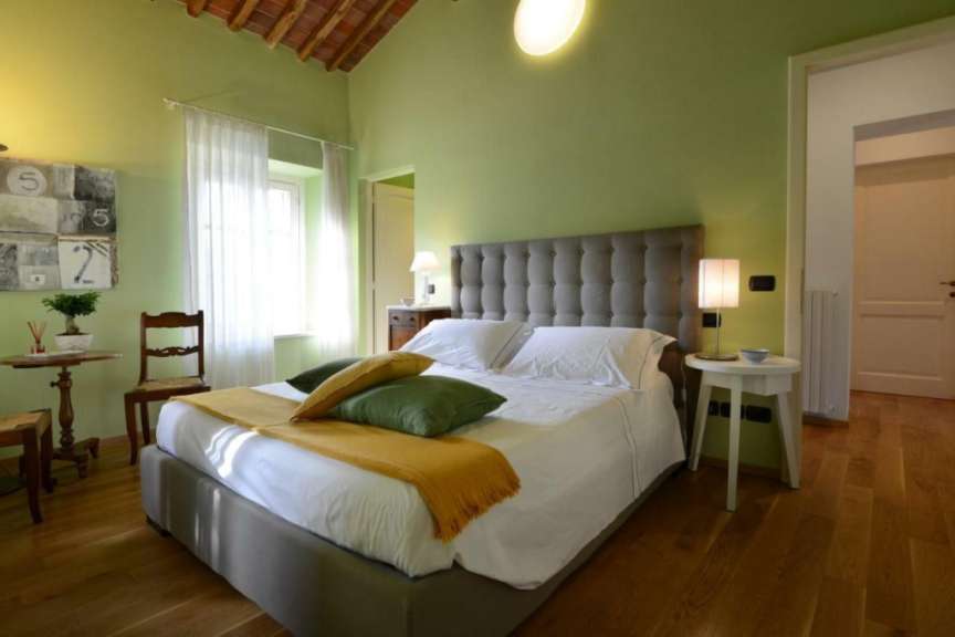 Ein Schlafzimmer mit grünen Wänden und einem Bett