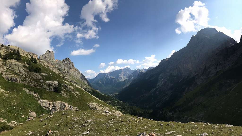 Eine Berglandschaft mit einem blauen Himmel und weißen Wolken