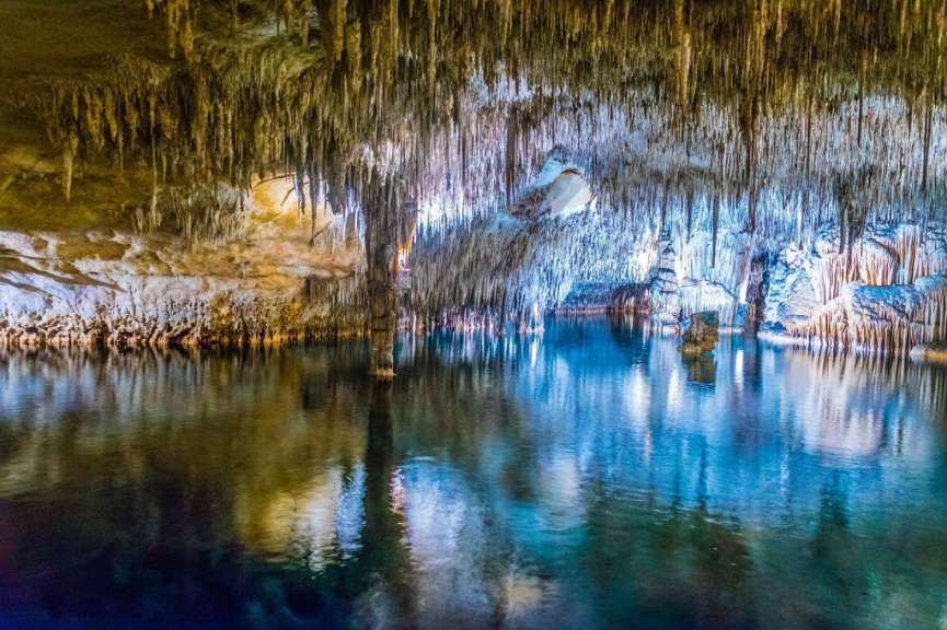 Eine Höhle mit einem Teich und einem Spiegelung im Wasser