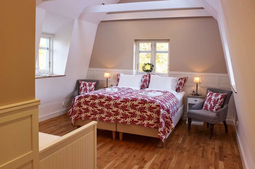 Ein Schlafzimmer mit einem Bett und einem Stuhl