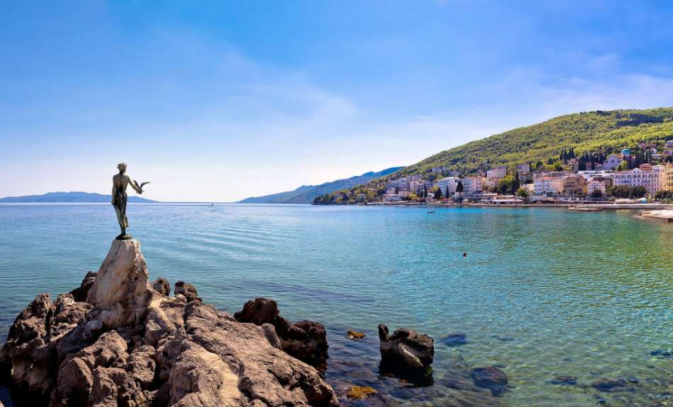 Eine Statue steht auf einem Felsen in der Nähe des Ozeans