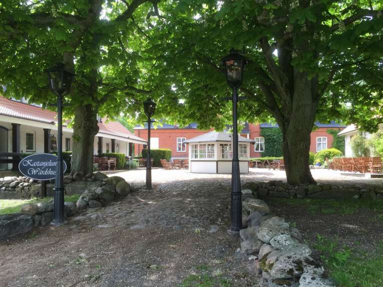 Ein Schild an einem Straßenlaternenpfahl sagt „ restaurant madrone “