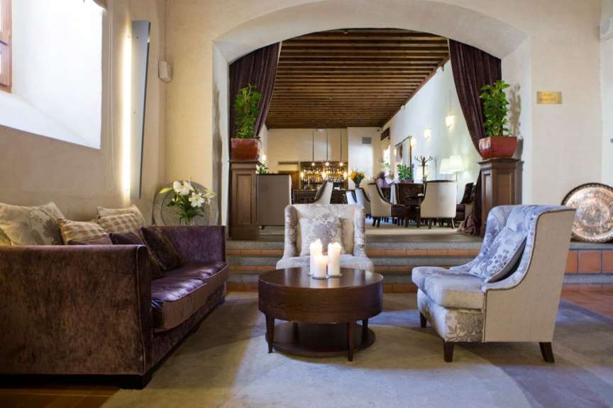 Ein Wohnzimmer mit Couch und Stühlen und einem Tisch mit Kerzen darauf