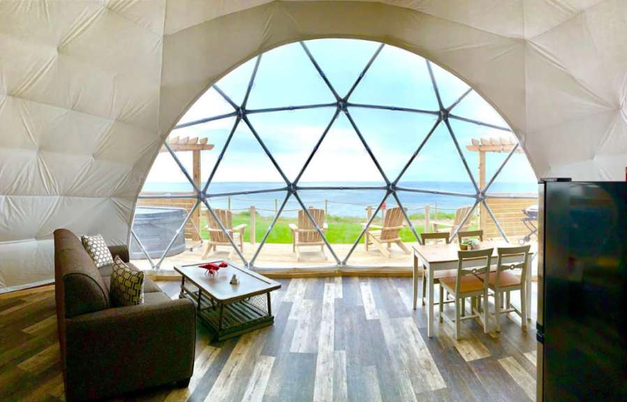 Ein Raum mit Möbeln und einem Fenster mit Blick auf das Meer