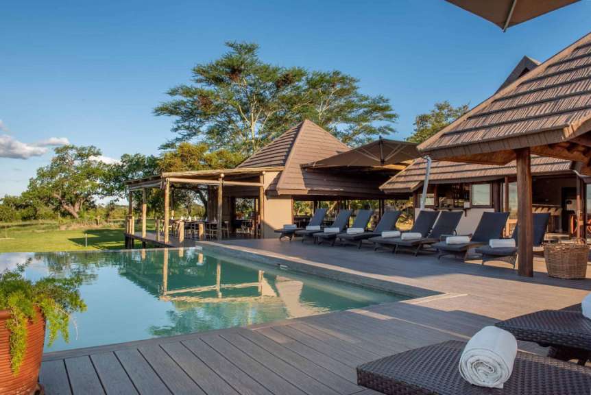 Ein großer Pool mit Liegestühlen und Sonnenschirmen um ihn