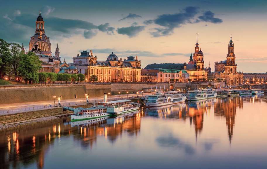 Ein Fluss mit vielen Booten und Gebäuden im Hintergrund