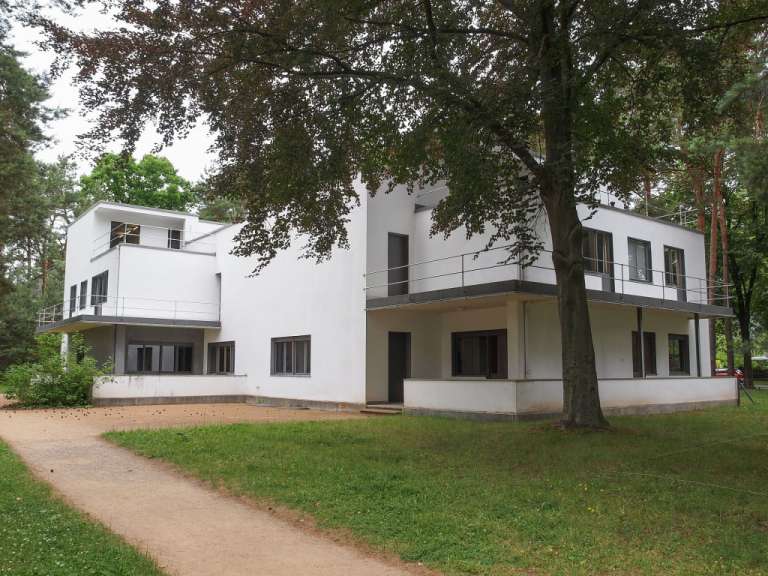 Ein sehr großes weißes Haus mit vielen Fenstern