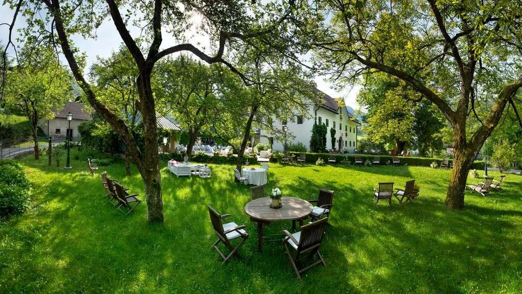 Ein Tisch und Stühle stehen auf einem grünen Rasen