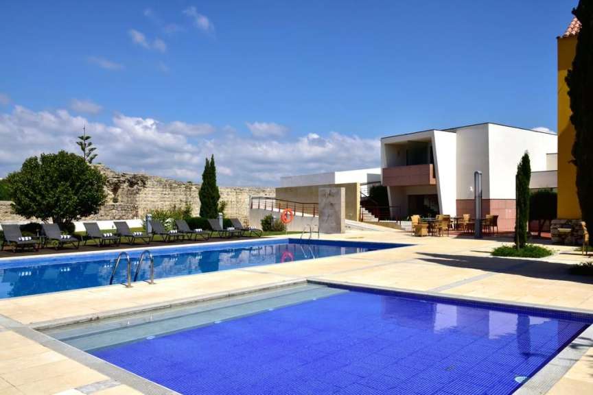 Ein großer Swimmingpool in der Nähe eines Gebäudes