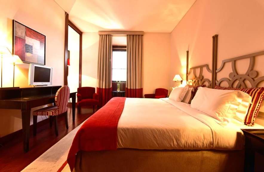 Ein Hotelzimmer mit einem Bett und einem Schreibtisch