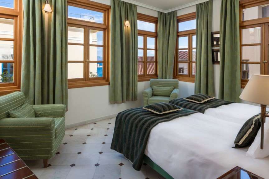 Ein Hotelzimmer mit einem Bett und einem Stuhl