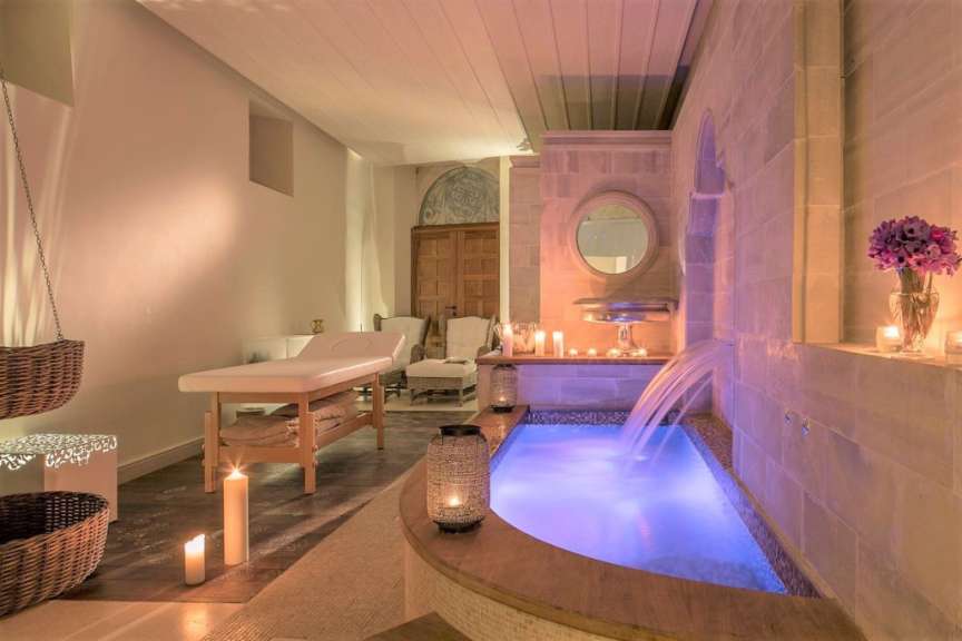 Ein Raum mit einem Bett und einer Badewanne