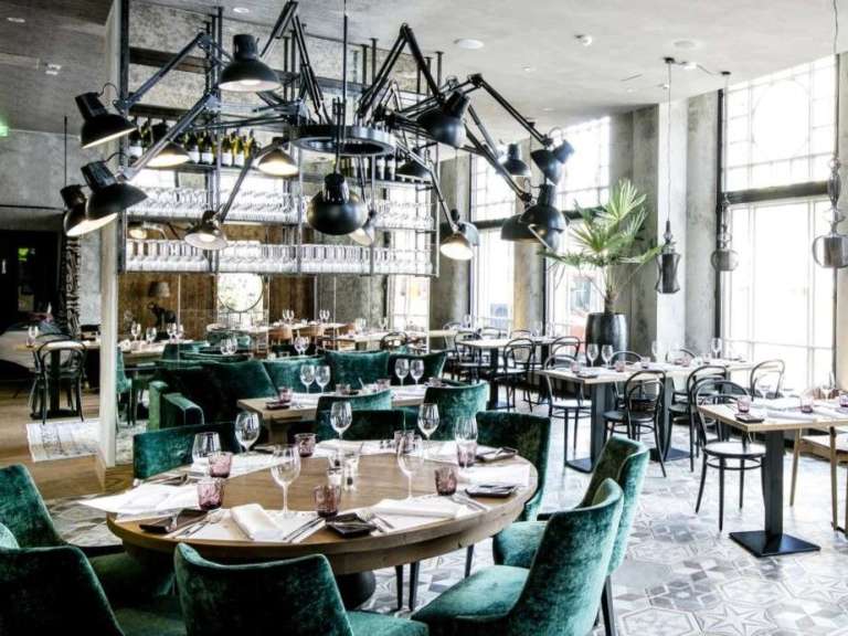 Ein Restaurant mit vielen Tischen und Stühlen