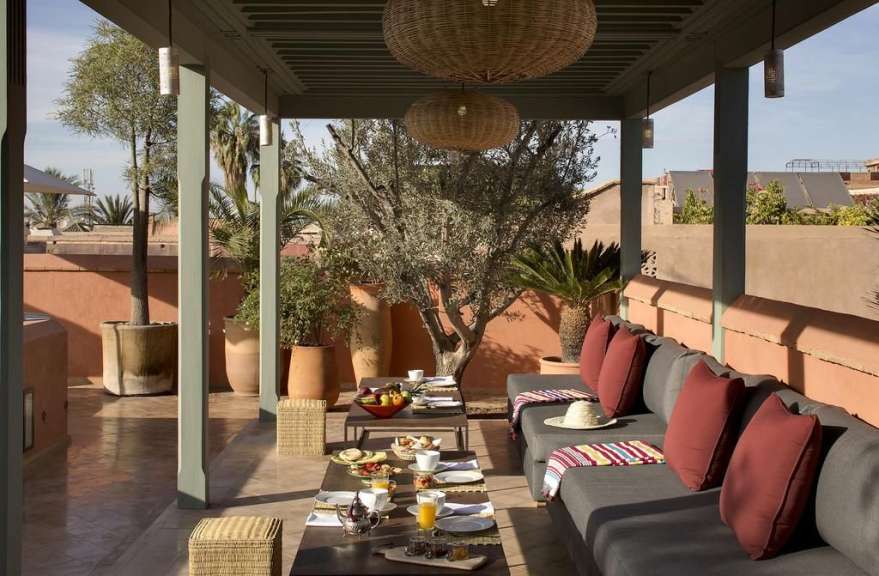 Eine Terrasse mit Couchgarnituren und einem Tisch mit Essen darauf