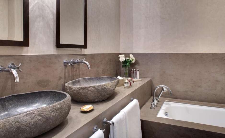 Ein Badezimmer mit zwei Waschbecken und einer Badewanne