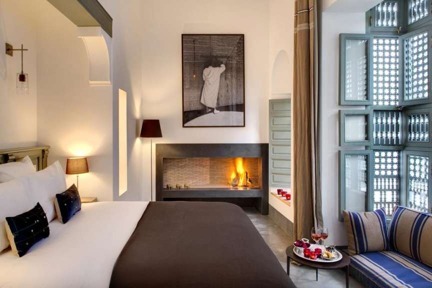 Ein Schlafzimmer mit einem Bett und einem Kamin