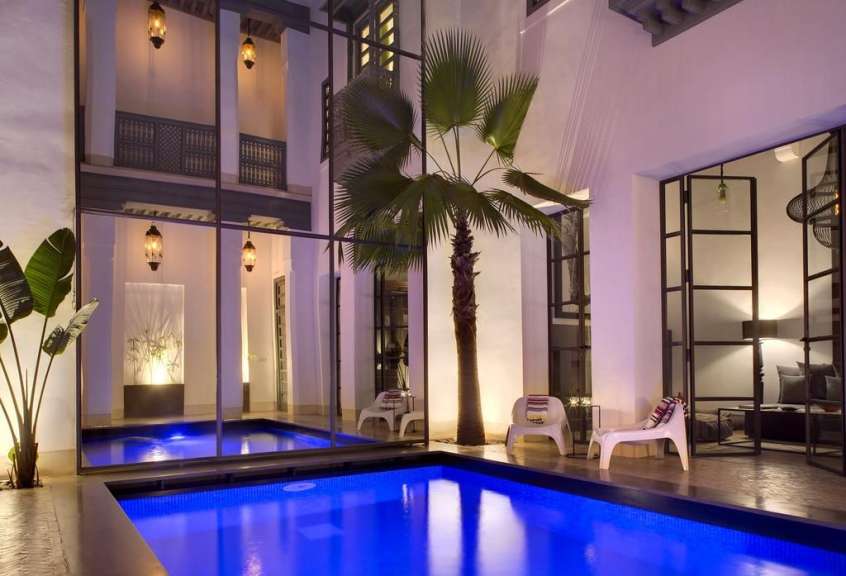 Ein großer Swimmingpool in einem Haus mit blauem Wasser