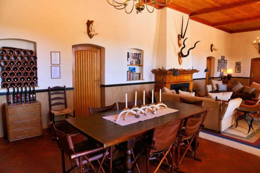 Ein Wohnzimmer mit einem Tisch und Stühlen und einem Kamin