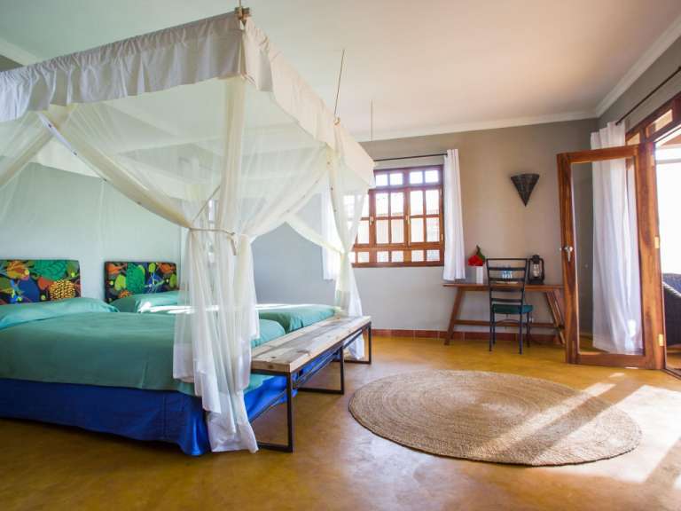 Ein Schlafzimmer mit zwei Betten und einem Tisch