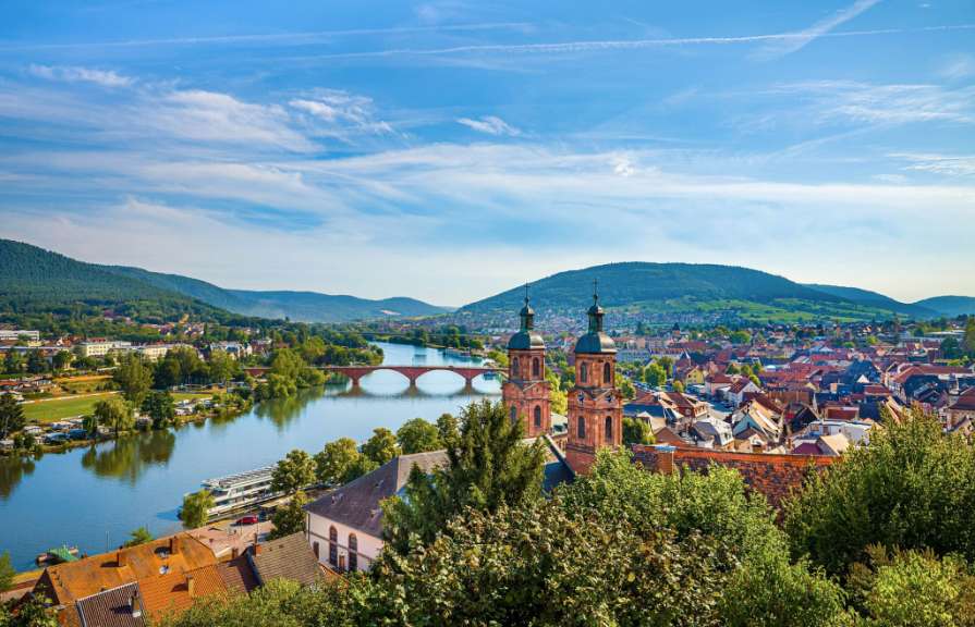 Eine Stadt mit einem Fluss und einer Brücke dahinter