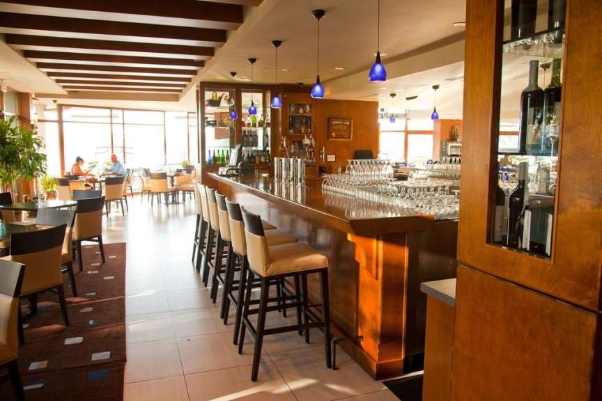 Ein Restaurant mit vielen Stühlen und einer Bar