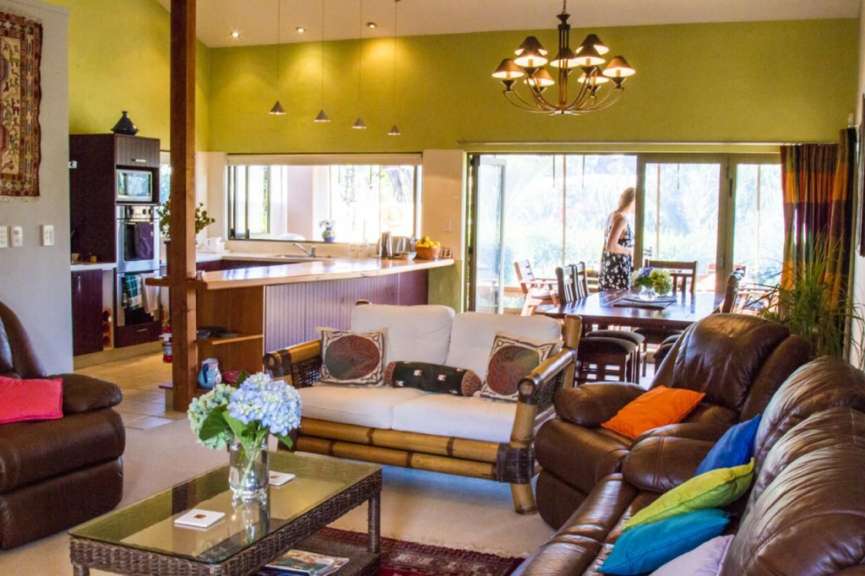 Ein Wohnzimmer mit vielen Möbeln und einem Couchtisch