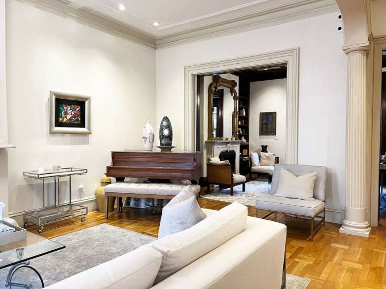 Ein Wohnzimmer mit einem Klavier und einem Stuhl