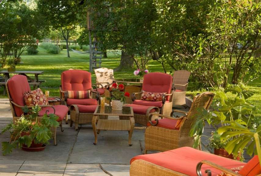 Eine Terrasse mit roten Stühlen und einem Tisch