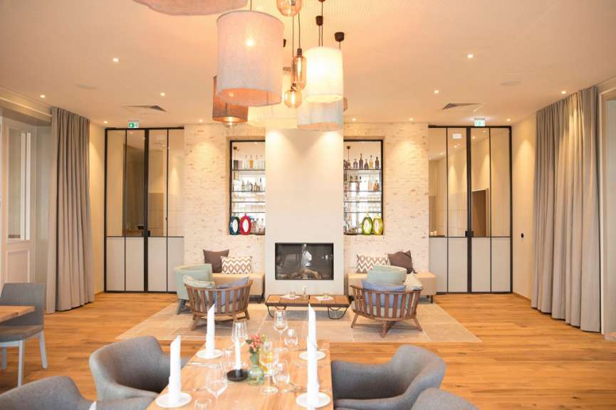 Ein Esszimmer mit einem Tisch und Stühlen und einem Kamin