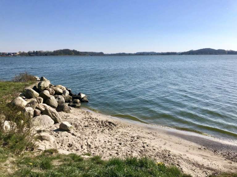Ein großer See mit vielen Felsen am Ufer
